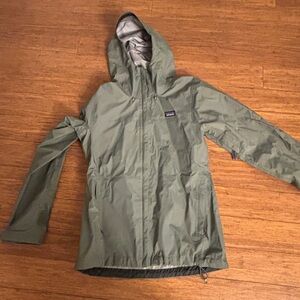 Patagonia torrentshell large Green Hooded Rain Jacket ex condition waterproof